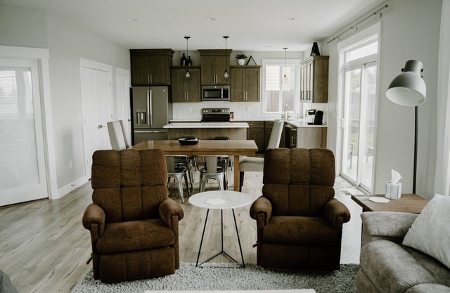 Spacious 4 bedroom home in quiet neighborhood, family friendly!