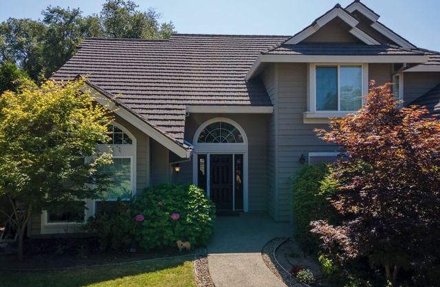 Spacious 4-bedroom house in Folsom near Sundhal Elementary School and the Lake.