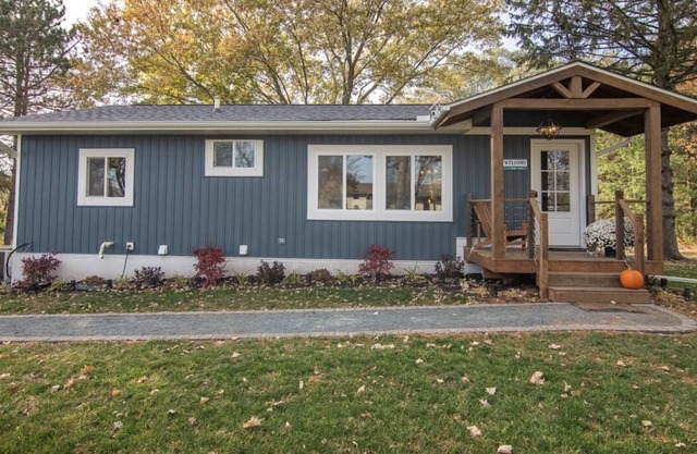 Spacious 4 bedroom Lake View Cottage with another Cabin down street!