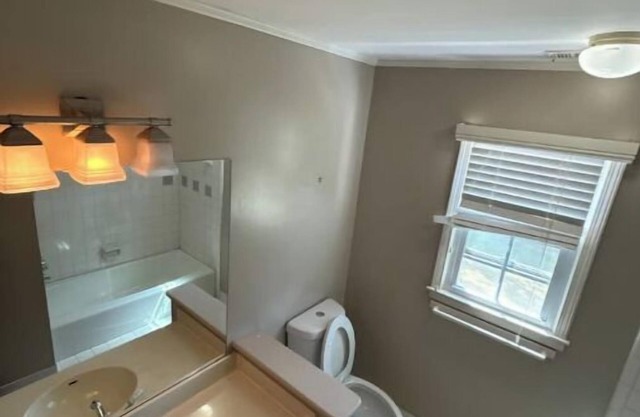 Spacious 4-bedroom house with AC, WiFi in charming Fayetteville