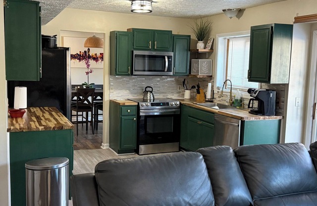 Spacious 4-bedroom house with WiFi, AC in brilliant Indianapolis