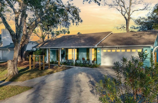 Spacious 4-bedroom building in peaceful Jacksonville with AC, WiFi, outdoor gym