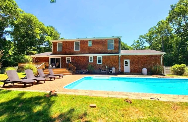 Spacious 4-bedroom house with WiFi, AC and pool in peaceful Southampton.