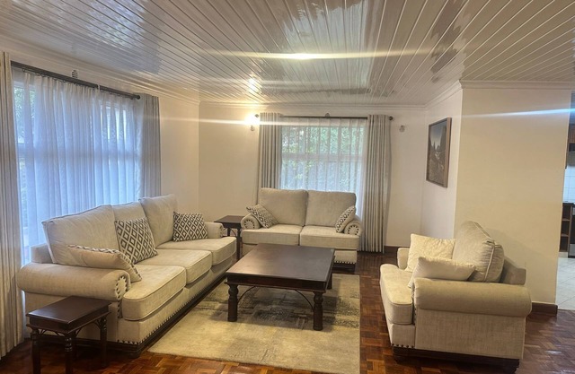 Spacious 4-bedroom villa with a Pool in serene Athiriver BAOB