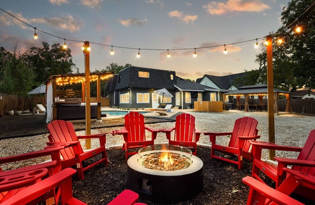 Spacious 4 BR Retreat w/ Pool, Hot Tub, Game Room & 8 Smart TVs. Near Downtown.