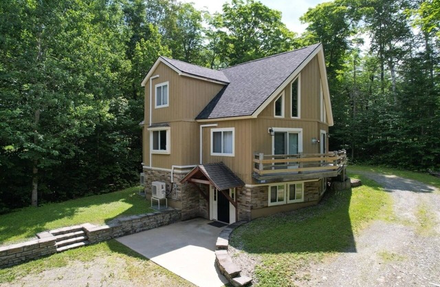 Spacious 4-bedroom house w/Hot Tub near Sugarloaf with WiFi, bonus room and more