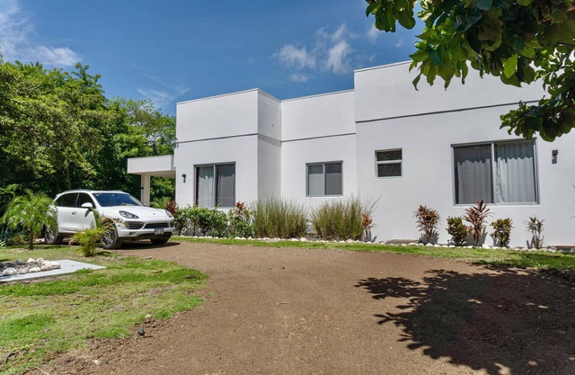 Spacious 4bedroom villa plus 2 bedroom guest house same property.