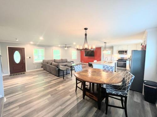 Spacious 4BR by Airport & Shops!