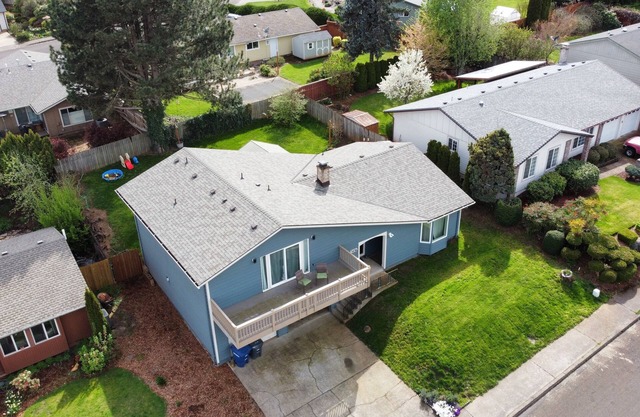 Spacious 4BR home w/ hot tub near Salem wineries & family fun!