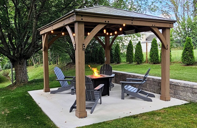 Spacious 4BR House near VT and Downtown w/ Gazebo