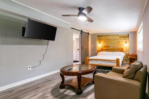 Spacious 4BR House, Near Airport & Shops!