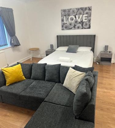 Spacious 5-BD Flat | Sleeps 10 | Parking & WiFi