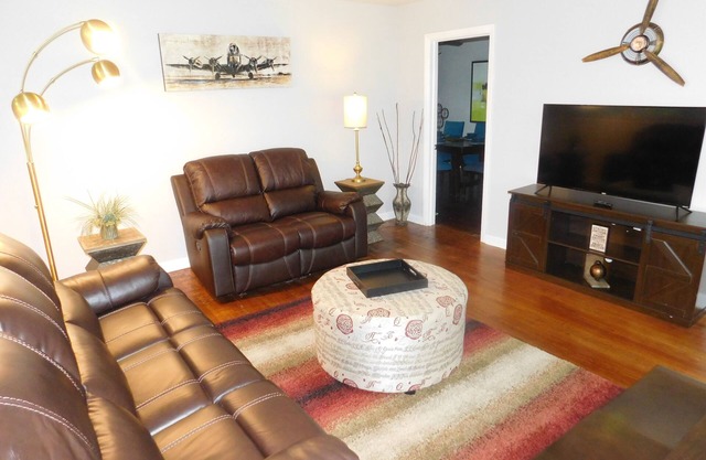 Spacious 5-bdrm for Families, WorkCrews, Large Groups,& Sport Teams near Airport