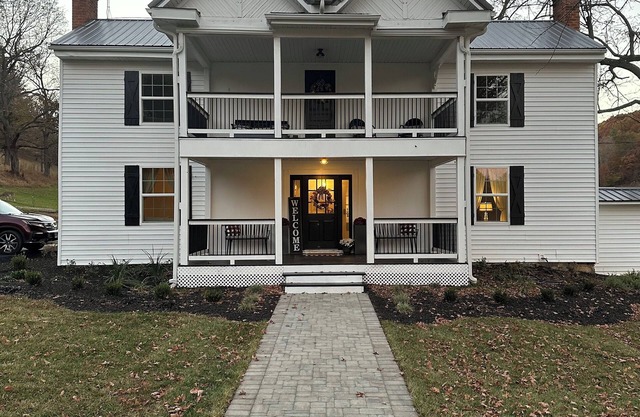 Spacious 5-bedroom house in welcoming Christiansburg with WiFi, AC