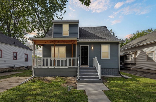 Spacious 5-bedroom building with WiFi, AC in fabulous Lansing