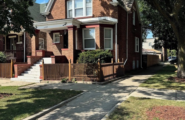 Spacious 5-bedroom bungalow in delightful Chicago with AC, WiFi