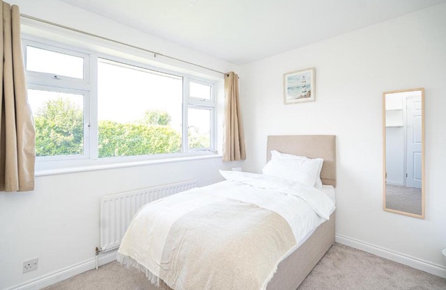 Spacious 5 Bedroom House - Sleeps 7 - 3-Car Driveway - Work - Leisure