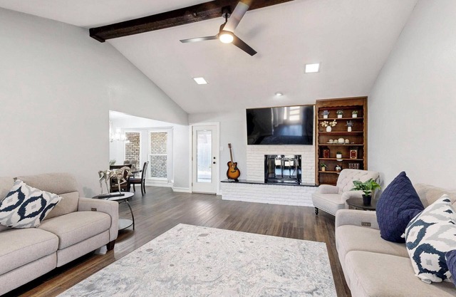 Spacious 5-bedroom house with WIFI and newly furnished in fabulous Arlington.