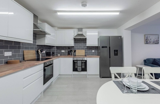 Spacious 5-bedroom house with WiFi in enjoyable Bedford