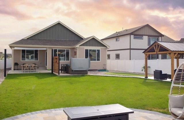 Spacious 5-bedroom house with WiFi, hot tub and game room in beautiful Windsor