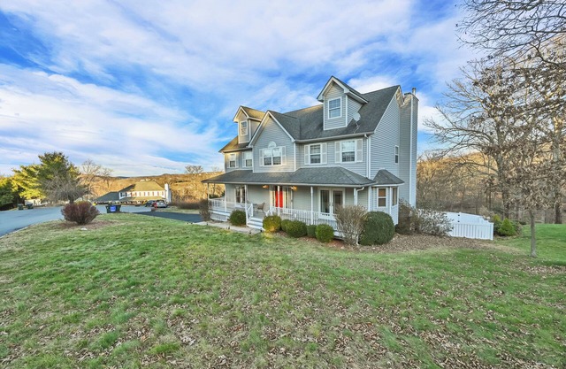 Spacious 6-bedroom house with pool