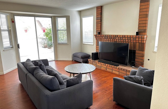 Spacious 5-bedroom house in pleasant Walnut with WiFi, AC