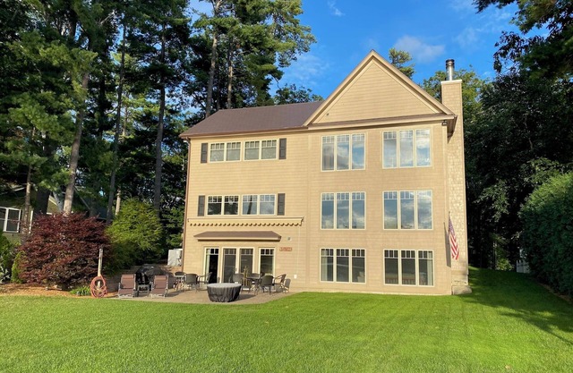 Spacious 5-bedroom retreat on Lake Winnisquam