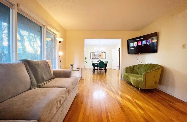 Spacious 5-Bedroom Retreat in Memphis with Hot Tub, Game Room and BBQ