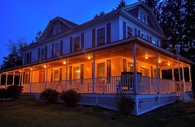 Spacious 5-bedroom farmhouse in delightful Kenoza Lake with WiFi, AC,