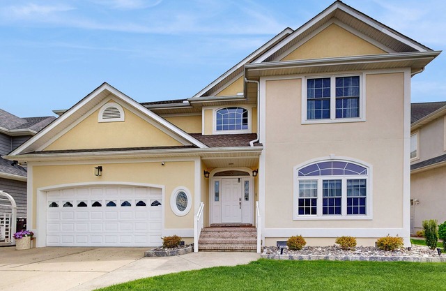 Spacious 5 bedroom, waterfront home w/grill, firepit, full kitchen & shared pool