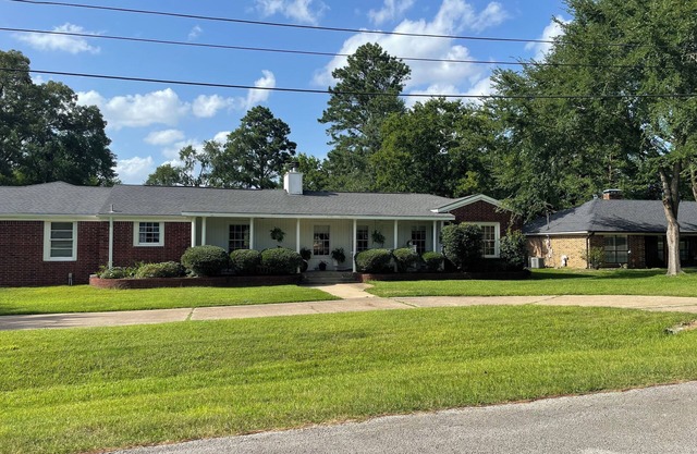 Spacious 5 bedrooms with an office, 2 kitchens, and 2 master bedrooms.