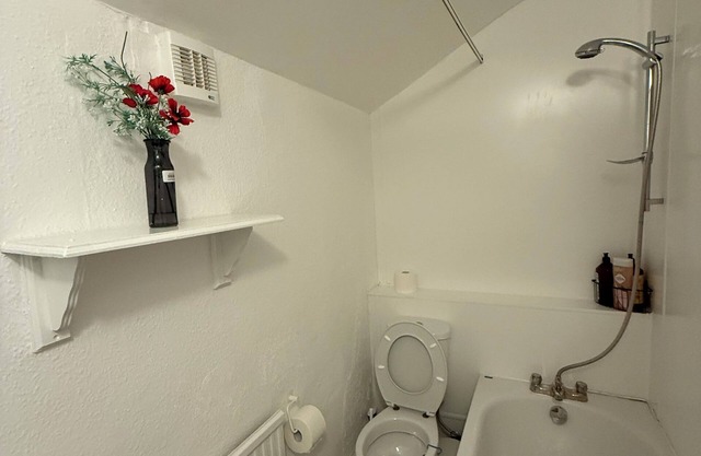 Spacious 5-Ensuit bedroom apartment with WiFi, AC in charming Northampton