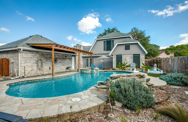 Spacious 5BR Retreat w/ Pool, Hot Tub, Game Room & Pool Table - Sleeps 14