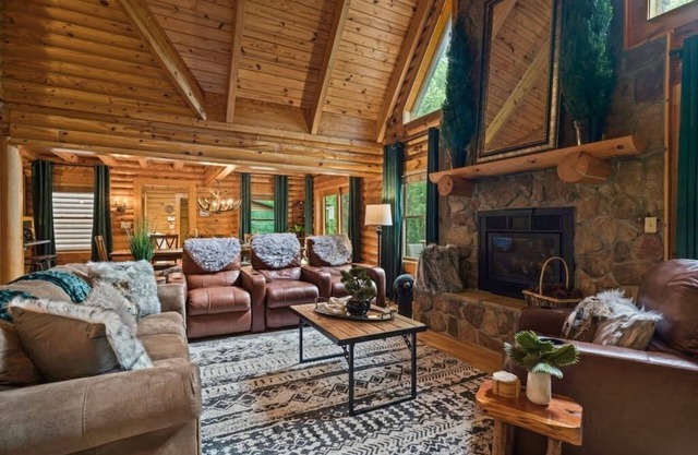 Spacious 6-bedroom lodge in lovely Hendersonville