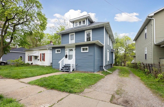 Spacious 6-bedroom building in fabulous Lansing with WiFi, AC