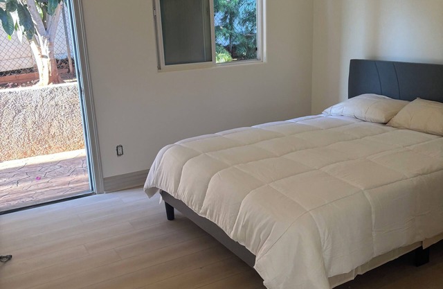 Spacious 6-bedroom estate in gorgeous Vista with AC