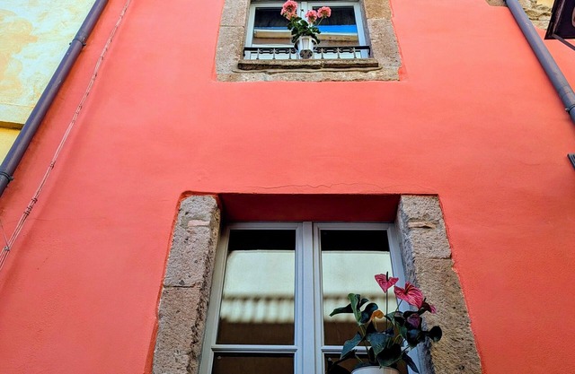 Spacious 6-bedroom house in enchanting Bosa with professional kitchen, A/C