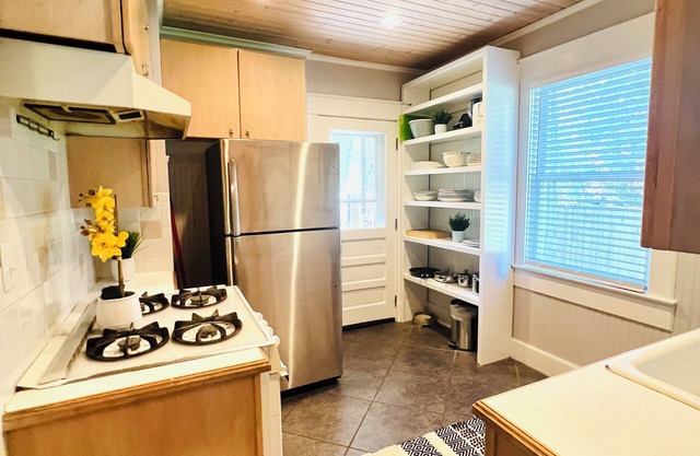 Spacious 6-bedroom house 5 Min To KU Med, WiFi, AC