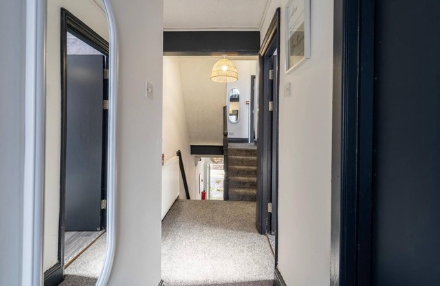 Spacious 6BR House | Central Warrington | Unli Wi-Fi | Free Parking | Sleeps 12