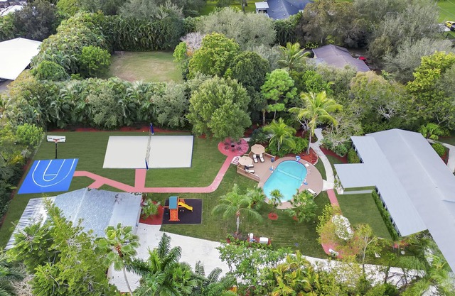 Spacious 6BR w/ POOL & Tons of Games