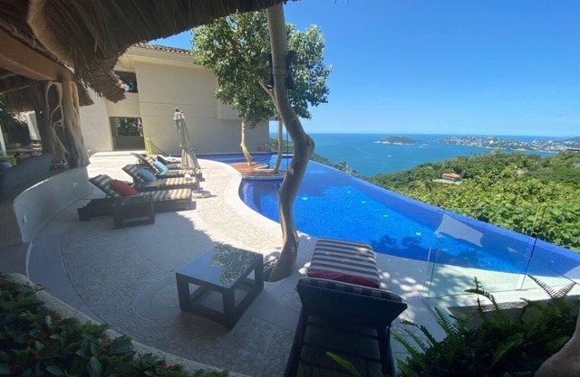 Spacious 7-bedroom house in enjoyable Acapulco with AC, amazing view, Las Brisas