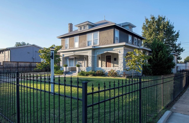 Spacious 8-bedroom house in charming midtown, WiFi, game rooms, fitness center