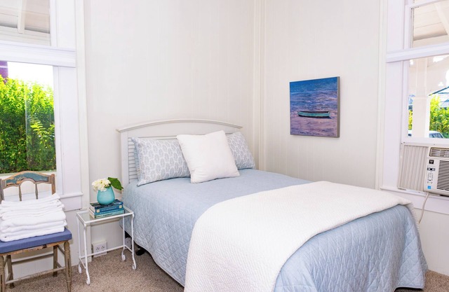 Spacious 9-bedroom house with Waterview, WiFi, AC in delightful Oak Bluffs