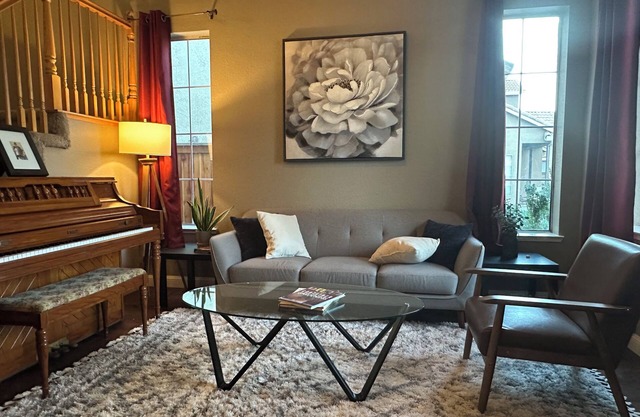 Spacious and bright 4-bedroom retreat close to everything