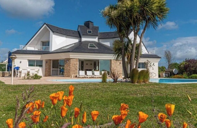 Spacious and Bright Villa in Baden - Heated Pool, Garden and Gulf View