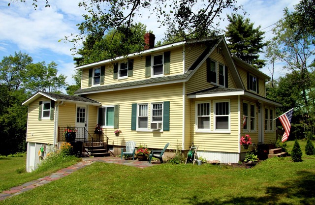 Camina a la ciudad desde el elegante New England Home.