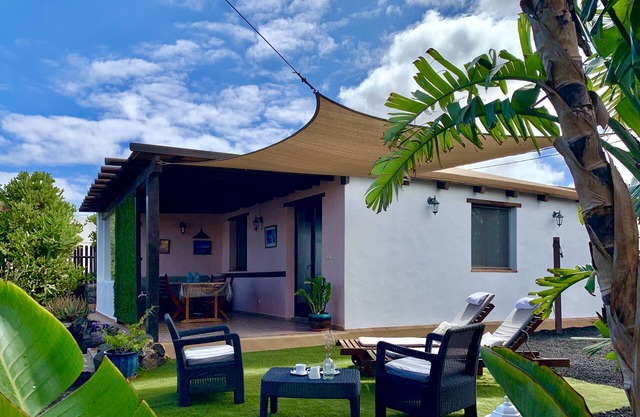 Espaciosa e Independiente Villa con jardín en Lajares.