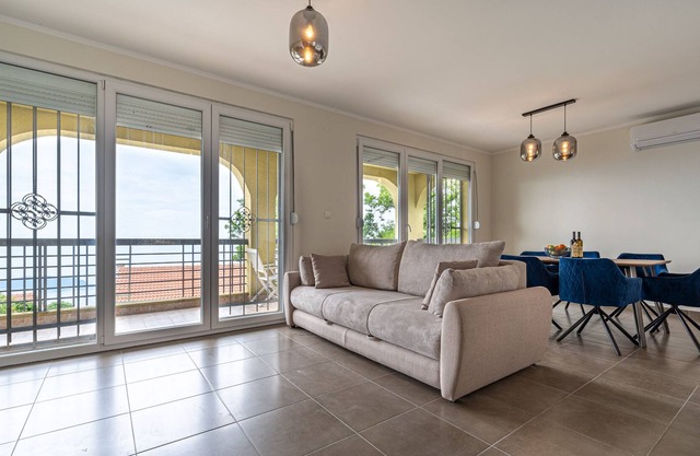 Spacious and private 3-BDRM Villa Monte Hill