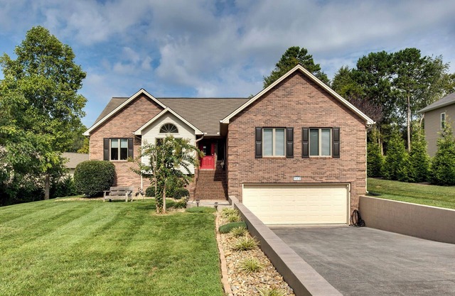 Spacious & Gorgeous Loudon Home