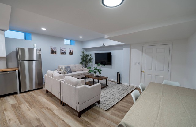 Spacious and Stylish Apartment Perfect for Your Getaway in Beverly!